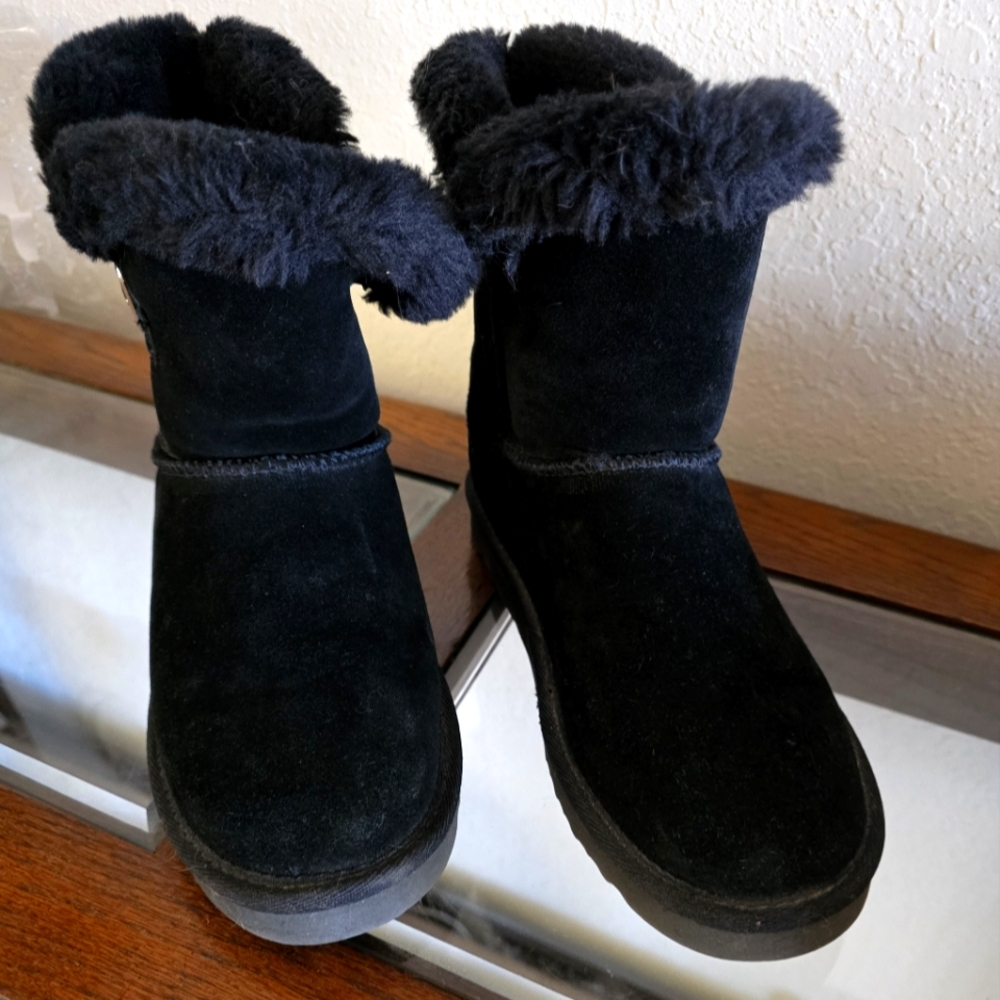 NEW black fleece lined sueded boots.